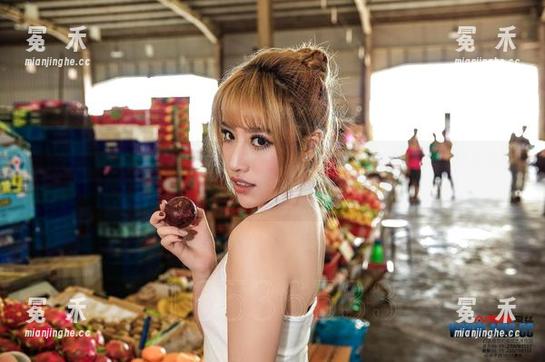 漫步小路，爱丝免费套图，顺便看小鸟也在围观！它们其实是躲避猫猫哦