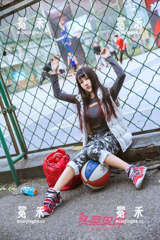 TouTiao头条女神 - 圣诞主题的高清美照，艾小青和红鼻子驯鹿的奇妙冒险