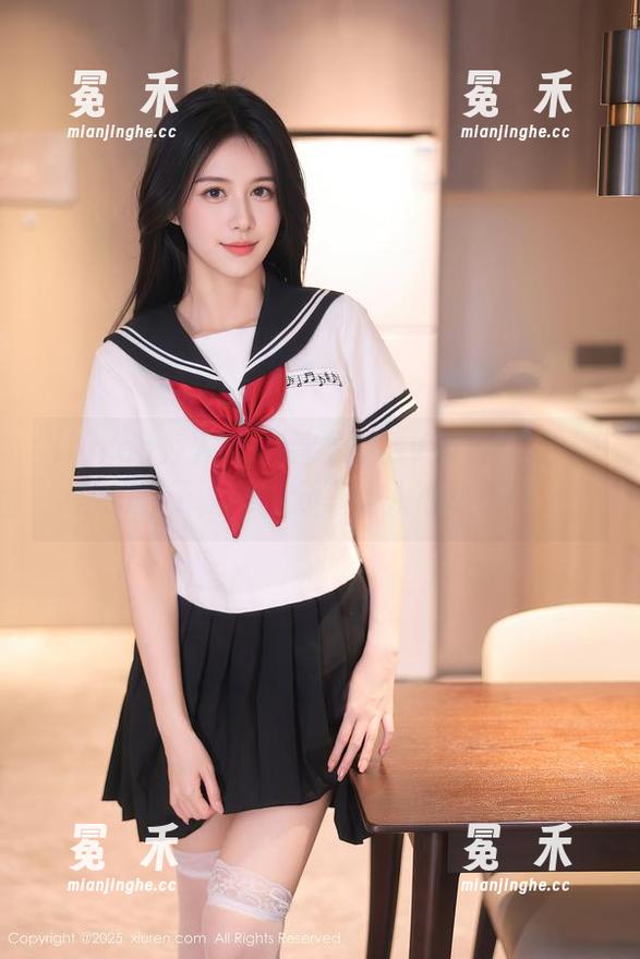 Xiuren秀人网 - 看看慧敏Vivi穿上校服后的样子，美图分享让人心动不已。