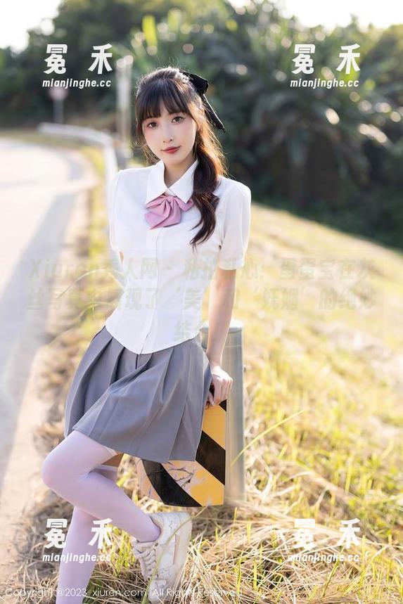 Xiuren秀人网 - 私拍私心：蛋蛋宝在灰丝写真中展现了‘美’和‘妩媚’的绝妙结合！