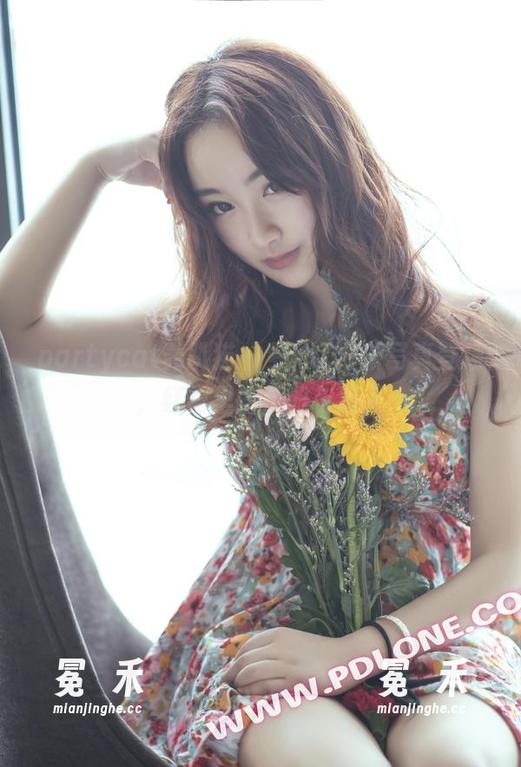 partycat轰趴猫 - 梦心玥最新写真登场，红裙里的优雅与撩人