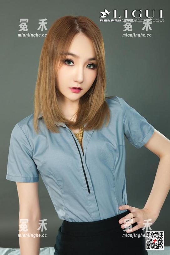 丽柜 - 小戈制服写真：谁能相信她还是那个青涩的女孩？