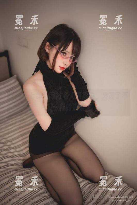 在你十七鸽的网袜私人摄影中，发现了不一样的温柔