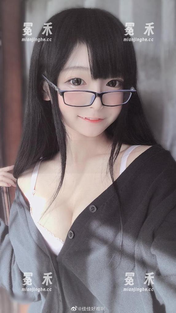 佳佳酱ovo的网袜图包：让你的审美再升级，分享一波美腿风暴！