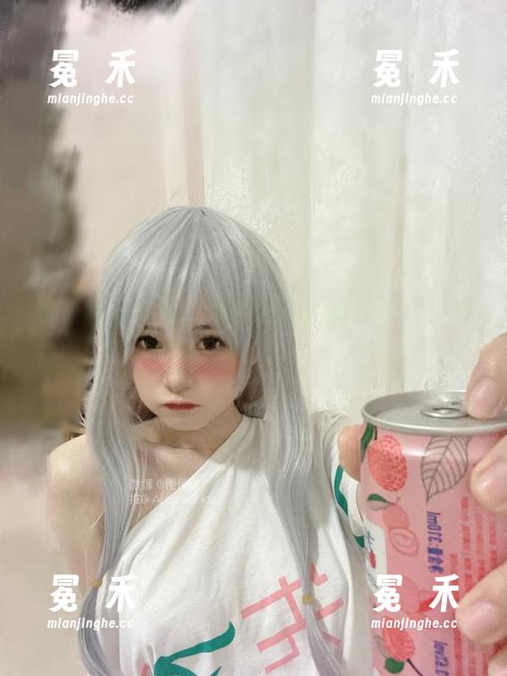 撑着脑袋看图，倦倦喵学姐真是个‘小懒猫’！