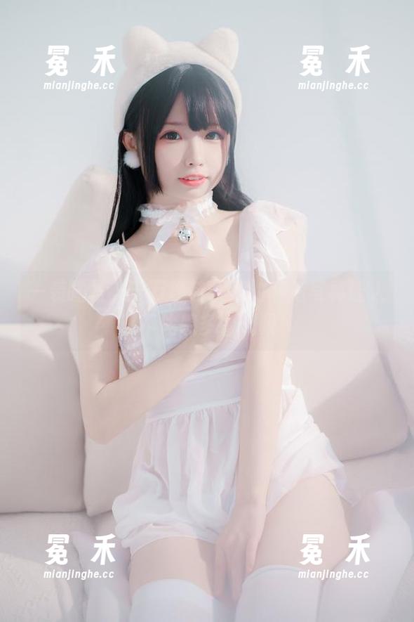 一袭睡裙，十万珍吱伏特的私拍写真让人忍不住想多看几眼！