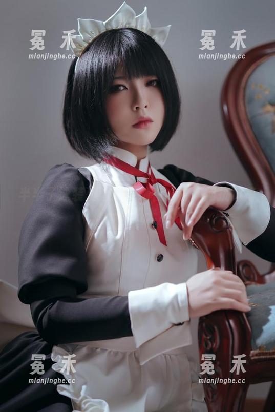 半半子泳装资源：看她在水中如何挑逗每一缕阳光。
