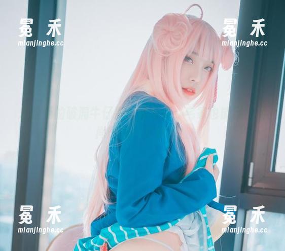 宋哈娜 宋哈娜的破洞牛仔裤高清写真:宅家也能穿出时尚气息,太绝了!
