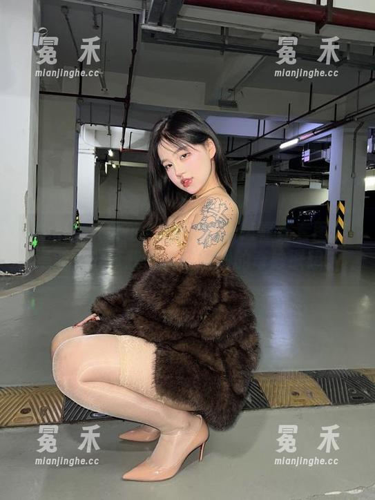 微密圈 - 我在小优优子的7.4嘉宾套图中漫游，分享我对这些瞬间的奇妙联想。