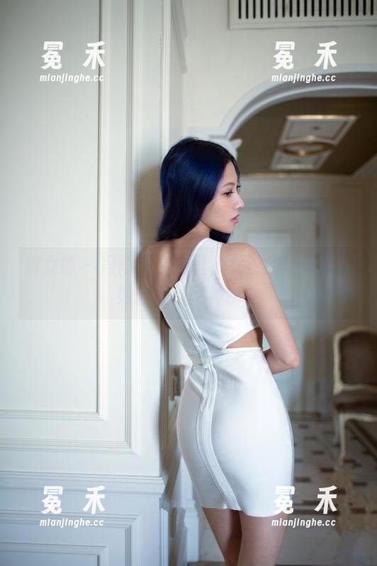 推女郎 - 冯雨芝在这里，女王的写真作品如何撩人又神秘？