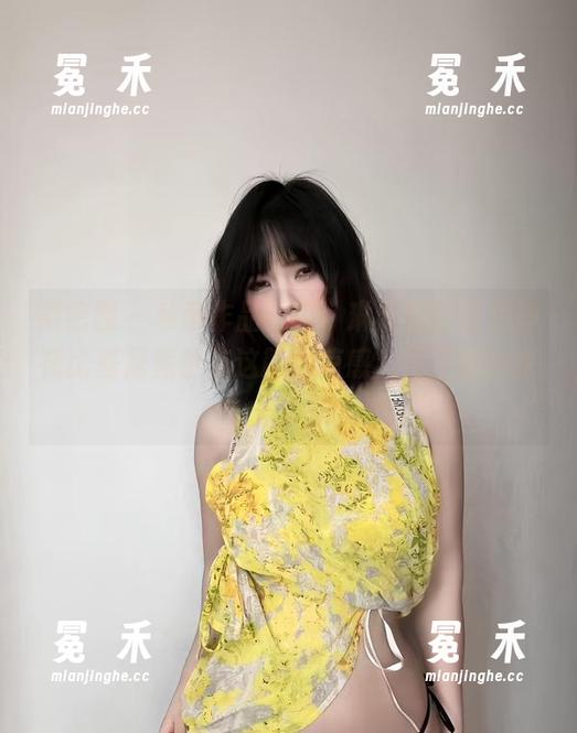 微密圈 - 私房作品揭晓，琳铛铛的蓝色印花比基尼竟然有这股清凉感，恨不得也来一套！