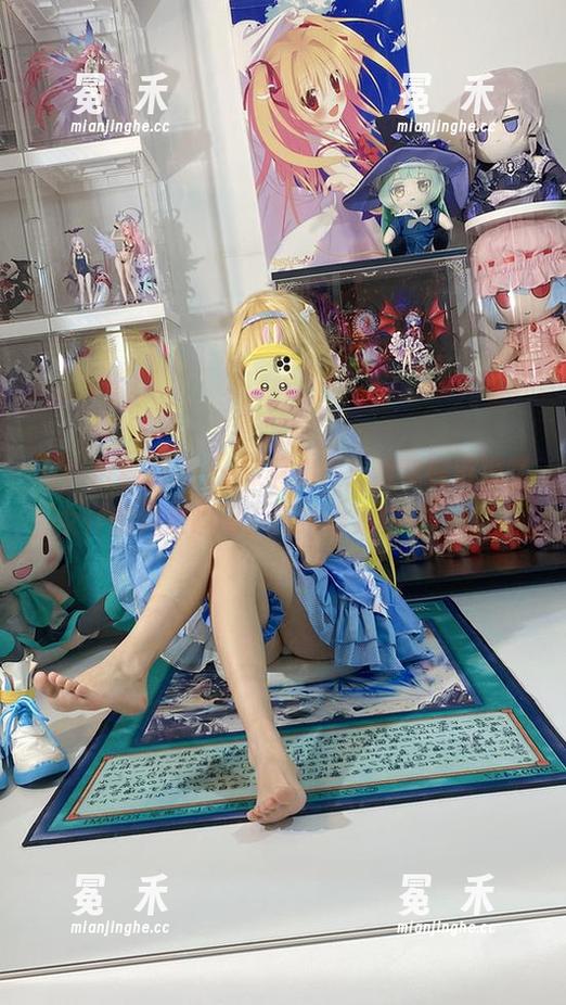 看！白栎Shirly踩着崩坏：星穹铁道流萤女仆的调皮瞬间，图片合集值得一看！