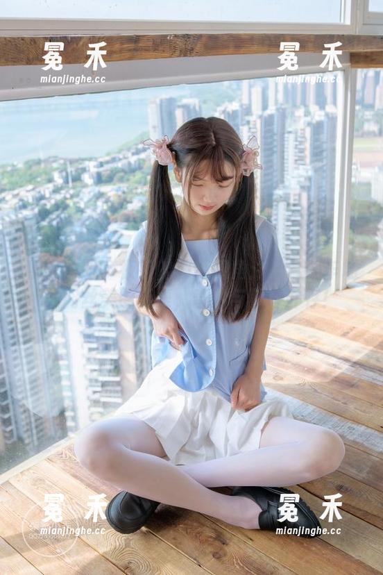 稚乖画册 - 夜夜的独特视角：天台停车场的肉丝美图合集，奇妙与期待并存！