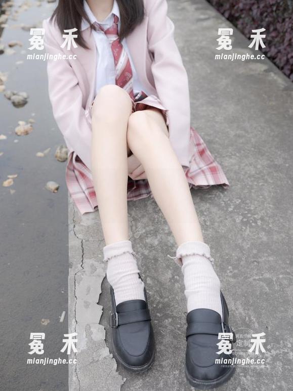 紧急企划 - 泳池小恩：该如何看待这组私拍套图的水纹？