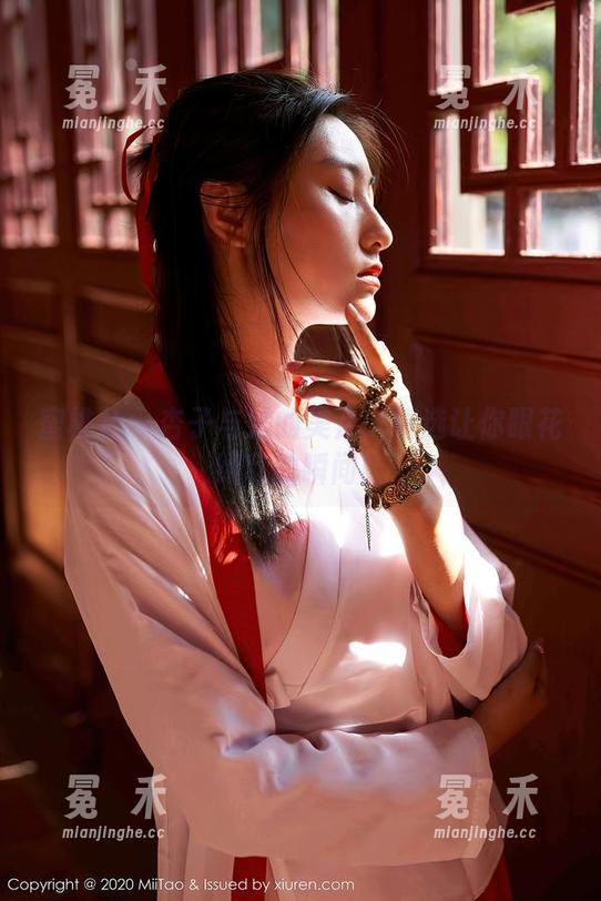 蜜桃社 - 杏子与她的美足：精选让你眼花缭乱的瞬间！