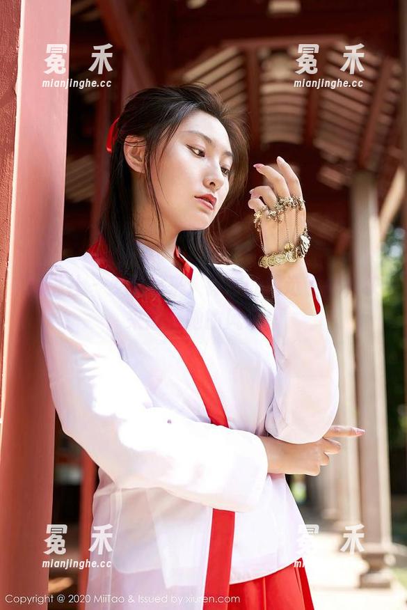蜜桃社 - 少女归来：铃木的精选瞬间，快来感受她的风采！