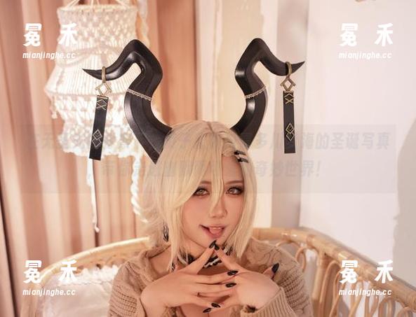 在无圣光的背景下，贞子蜜桃与喜多川梦海的圣诞写真，带你走进幽默而可爱的奇妙世界！