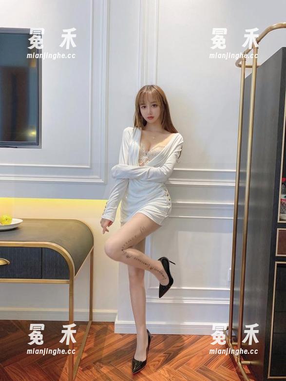 过期米线线独家揭秘：凡尔赛公主的图片合集，那些令人捧腹的瞬间！