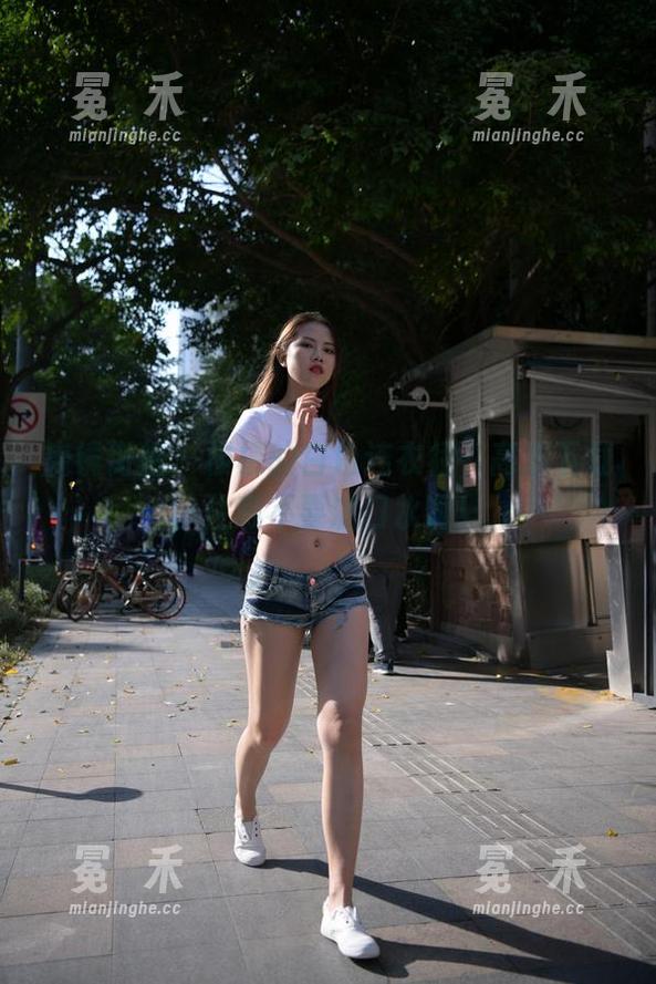 魔镜街拍 - 楼楼的白色连衣裙，高清下载，注意不要流口水啊！